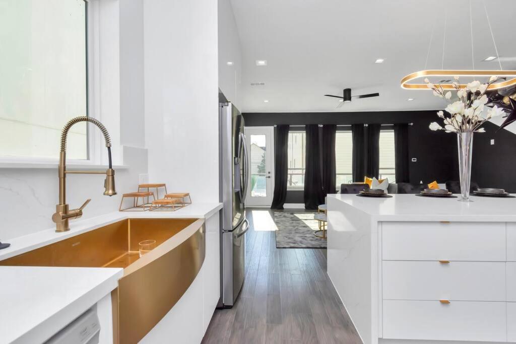 The Suite Spot! Downtown Skyline Views! Sleeps 12 Хьюстон Экстерьер фото