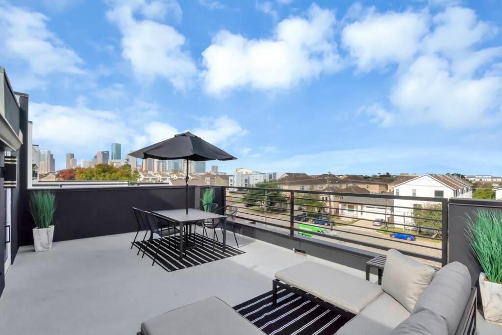 The Suite Spot! Downtown Skyline Views! Sleeps 12 Хьюстон Экстерьер фото