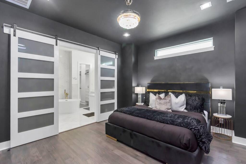 The Suite Spot! Downtown Skyline Views! Sleeps 12 Хьюстон Экстерьер фото