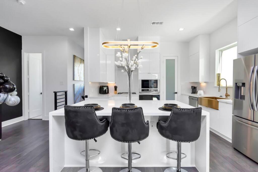 The Suite Spot! Downtown Skyline Views! Sleeps 12 Хьюстон Экстерьер фото
