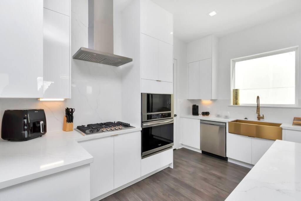 The Suite Spot! Downtown Skyline Views! Sleeps 12 Хьюстон Экстерьер фото