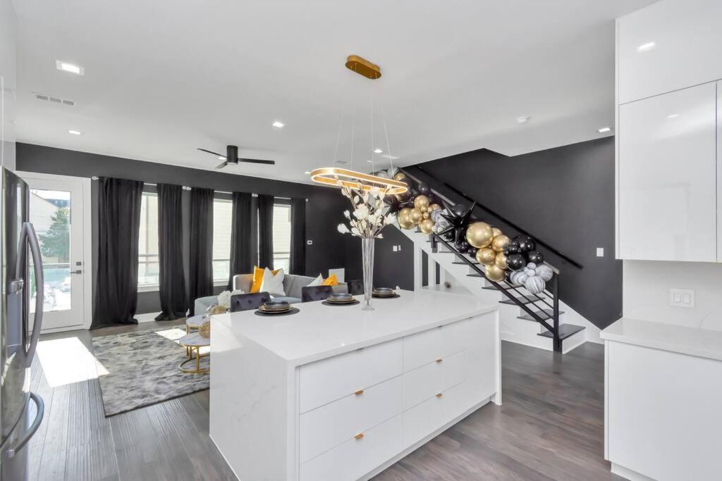 The Suite Spot! Downtown Skyline Views! Sleeps 12 Хьюстон Экстерьер фото