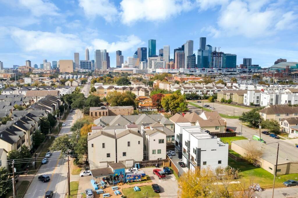 The Suite Spot! Downtown Skyline Views! Sleeps 12 Хьюстон Экстерьер фото